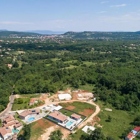 Nia Vikendica *